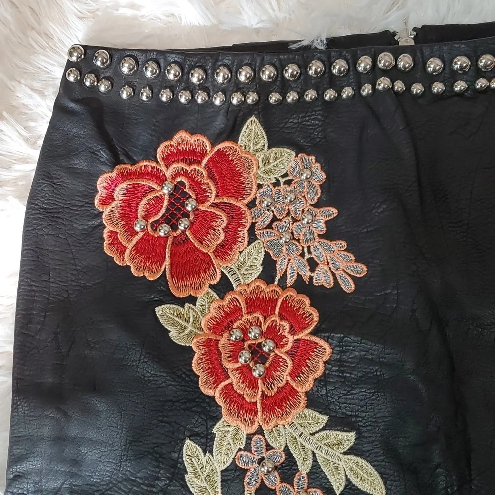 Romeo & Juliet Faux Leather Mini Skirt Size M - Picture 2 of 8